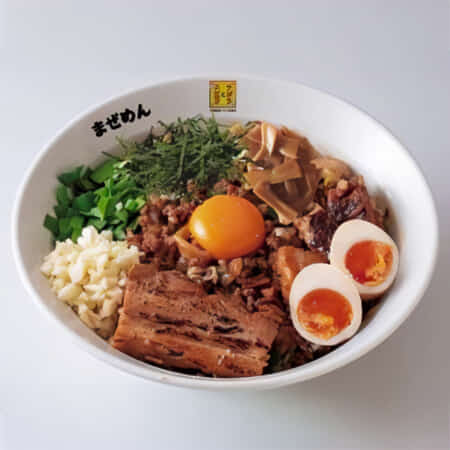 全部のせ背脂ニンニクスタミナまぜめん｜習志野で丼や麺のテイクアウト・デリバリーならドンちゃん食堂
